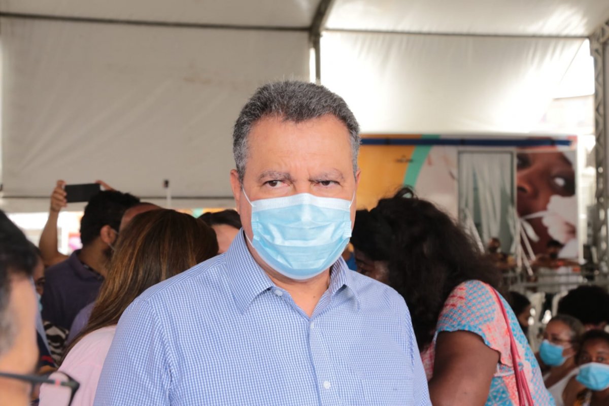 Rui Costa visita Feira Março Mulher na cidade baixa, em Salvador