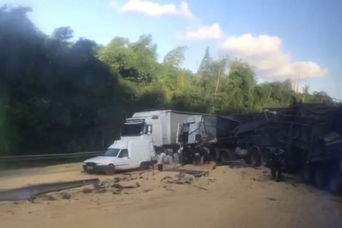 Carga de soja tomba na BR-324 em e deixa duas pessoas feridas
