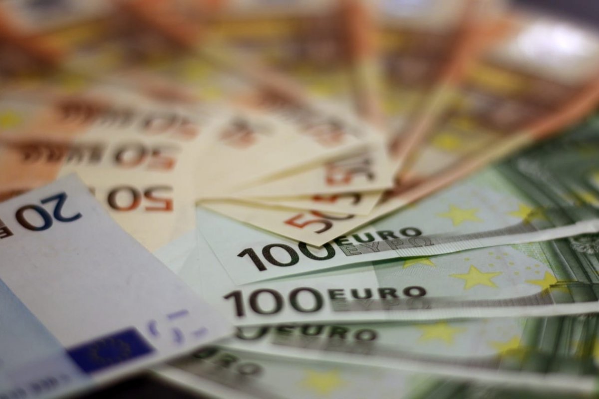 França gasta 2 bilhões de euros para conter inflação dos combustíveis