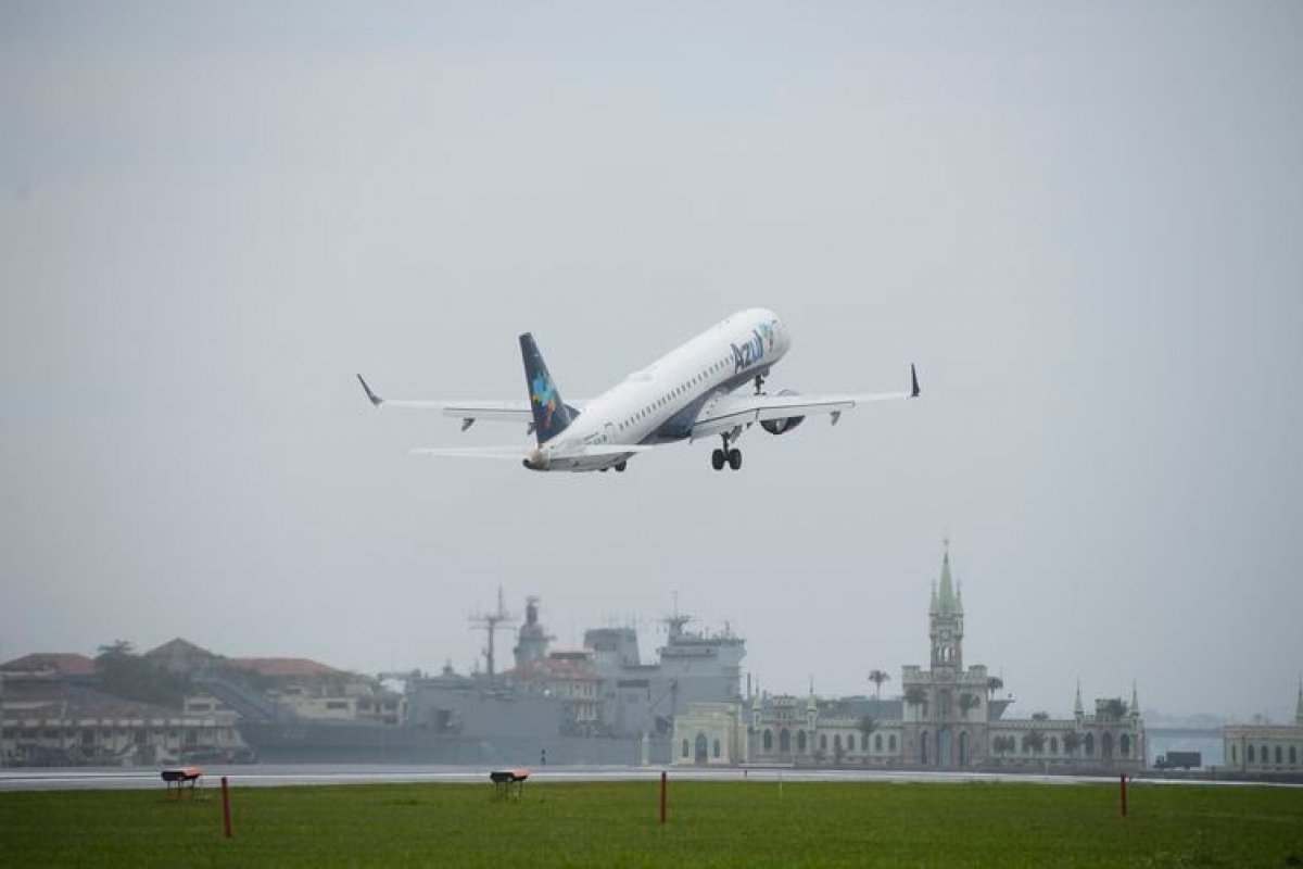 Companhias aéreas vão reajustar preços e reduzir rotas após alta de combustíveis