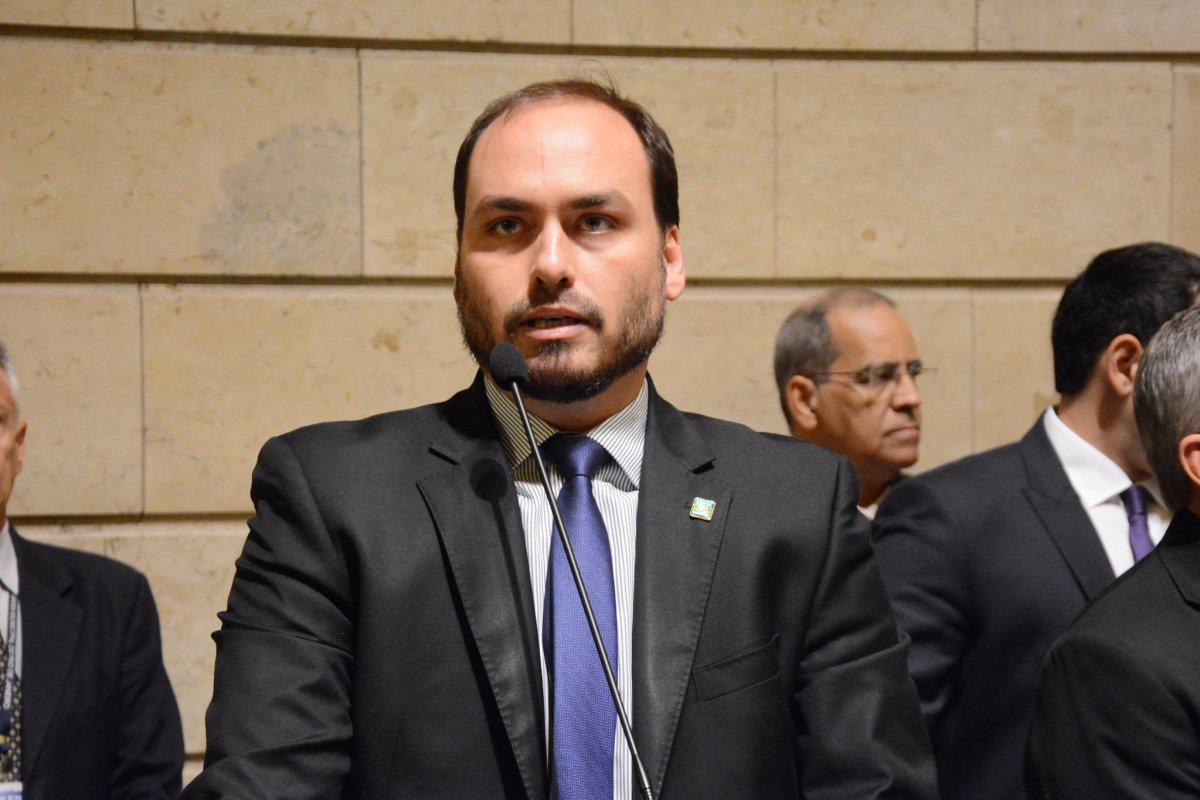 Governo nega que tenha pago ida de Carlos Bolsonaro à Rússia 