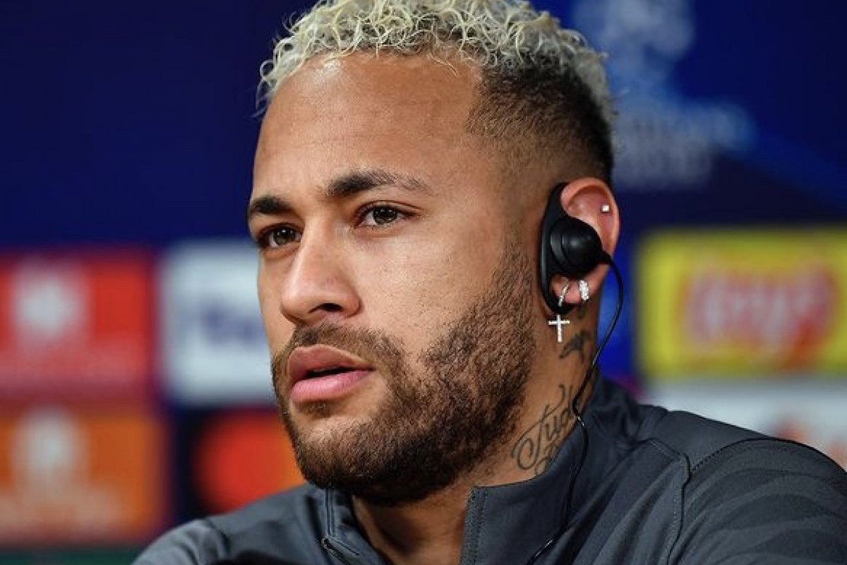 Neymar pensa em sair do PSG após eliminação e vaias, diz jornal 
