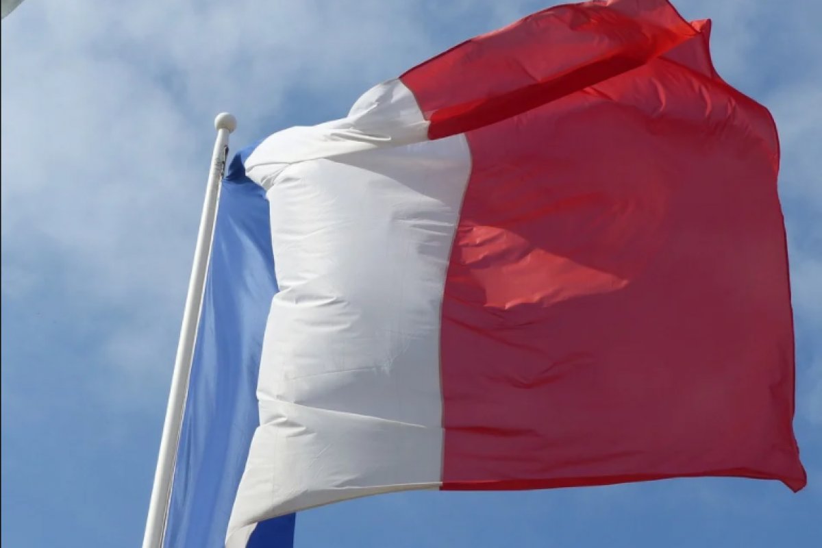 França revoga passaporte de vacinação e uso de máscaras contra Covid-19