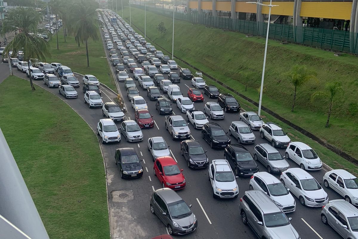 VÍDEO: Avenida Paralela fica congestionada após acidente envolvendo carro e moto