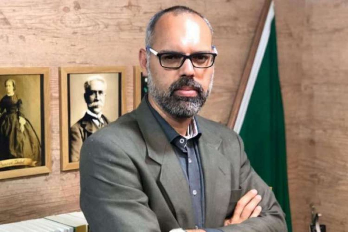 Moraes pede informações à Justiça sobre extradição de Allan dos Santos 