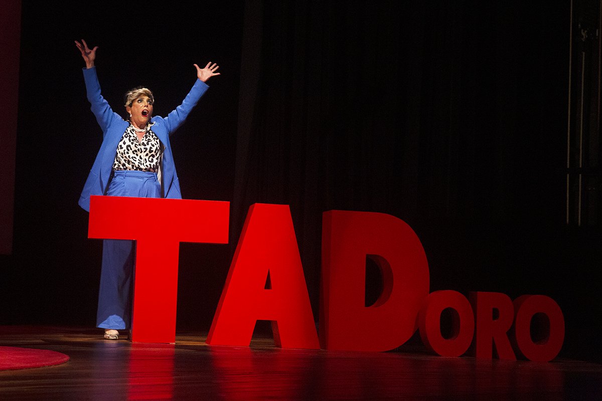 Avatim assina aromatização de teatro em peça de Heloísa Périssé  