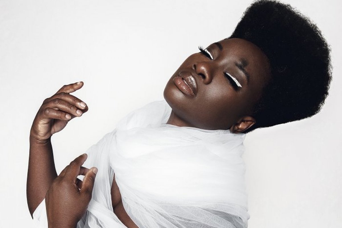 Toda poderosa, Nara Couto chega vestida de ousadia para lançar novo álbum Retinta  