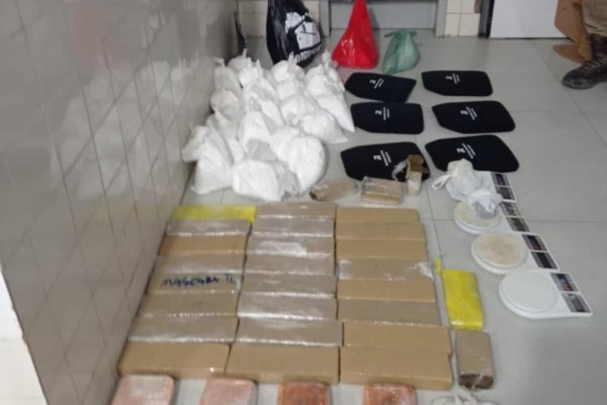 Homem é preso com mais de 47 kg de drogas dentro de carro na Bahia