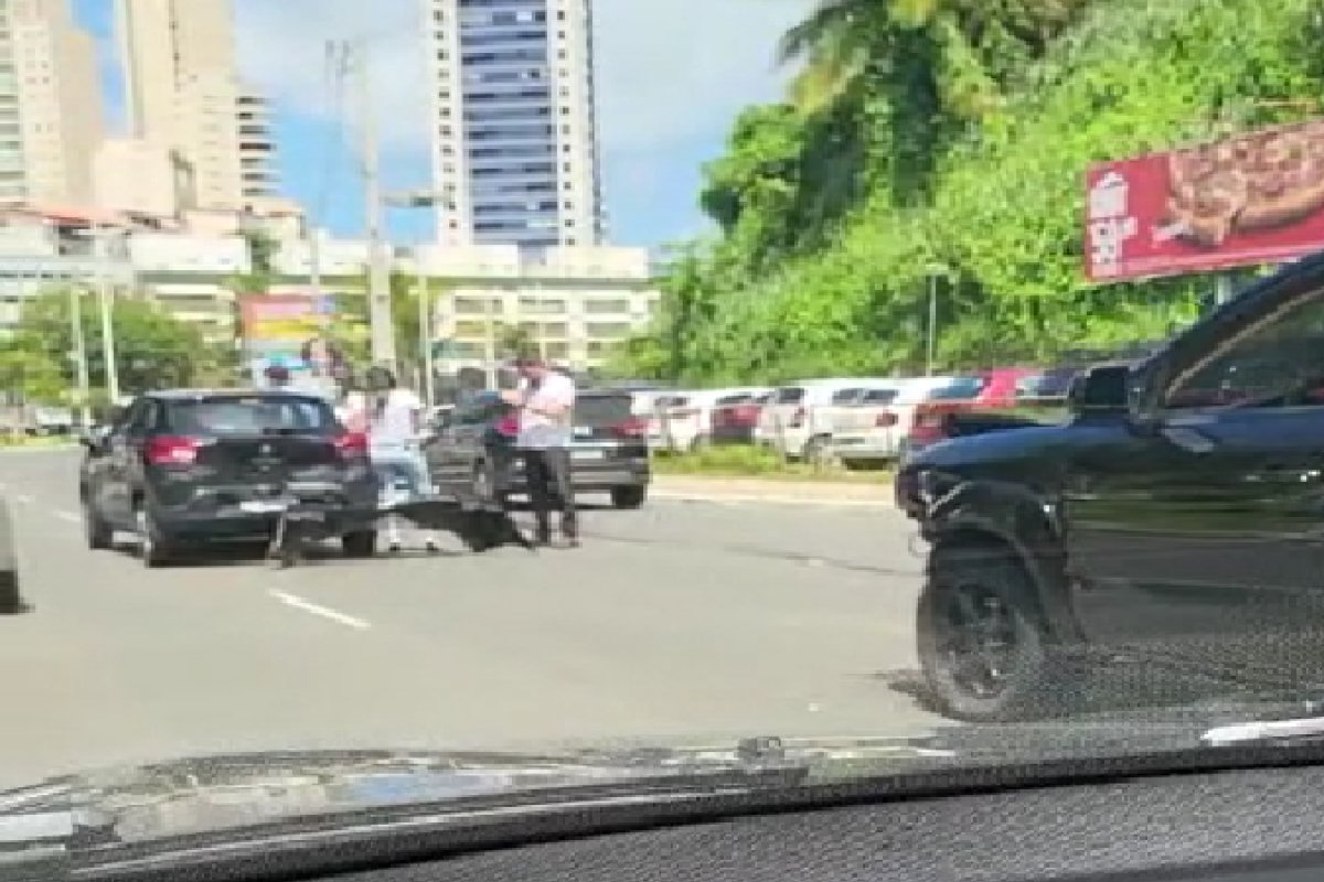 Vídeo: trânsito da Av. Garibaldi fica congestionado após batida entre dois carros 