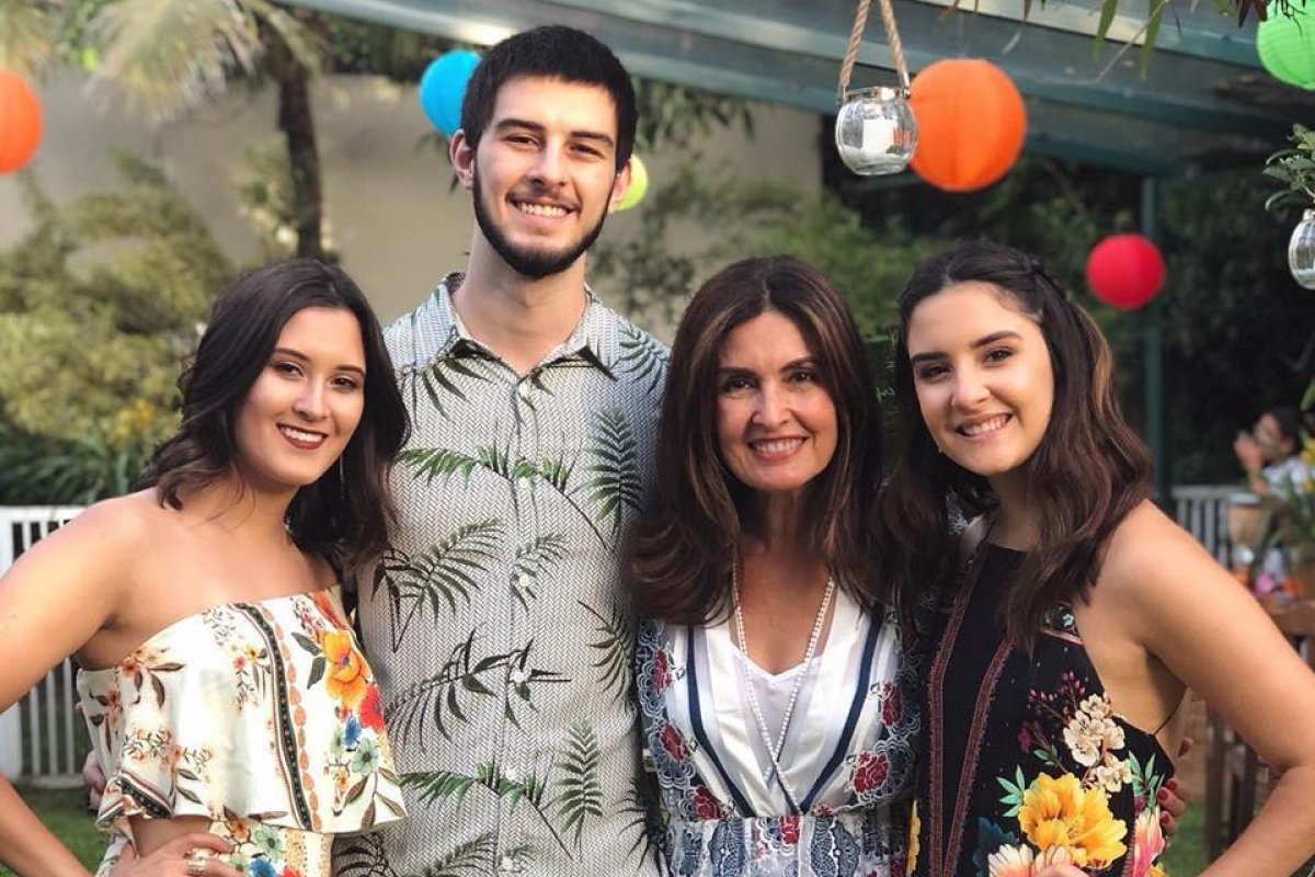 Fátima Bernardes promove aniversário dos trigêmeos