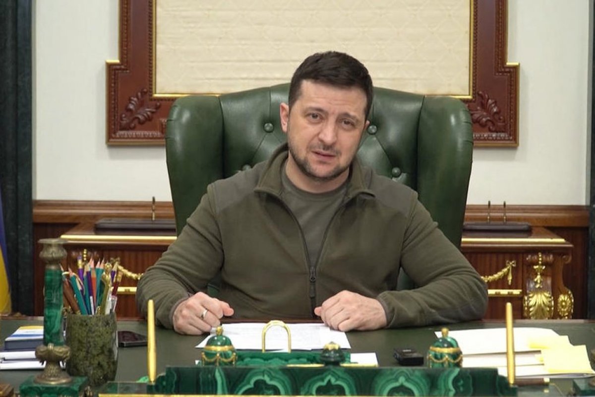 Ucrânia decide suspender 11 partidos de oposição por apoio à Rússia