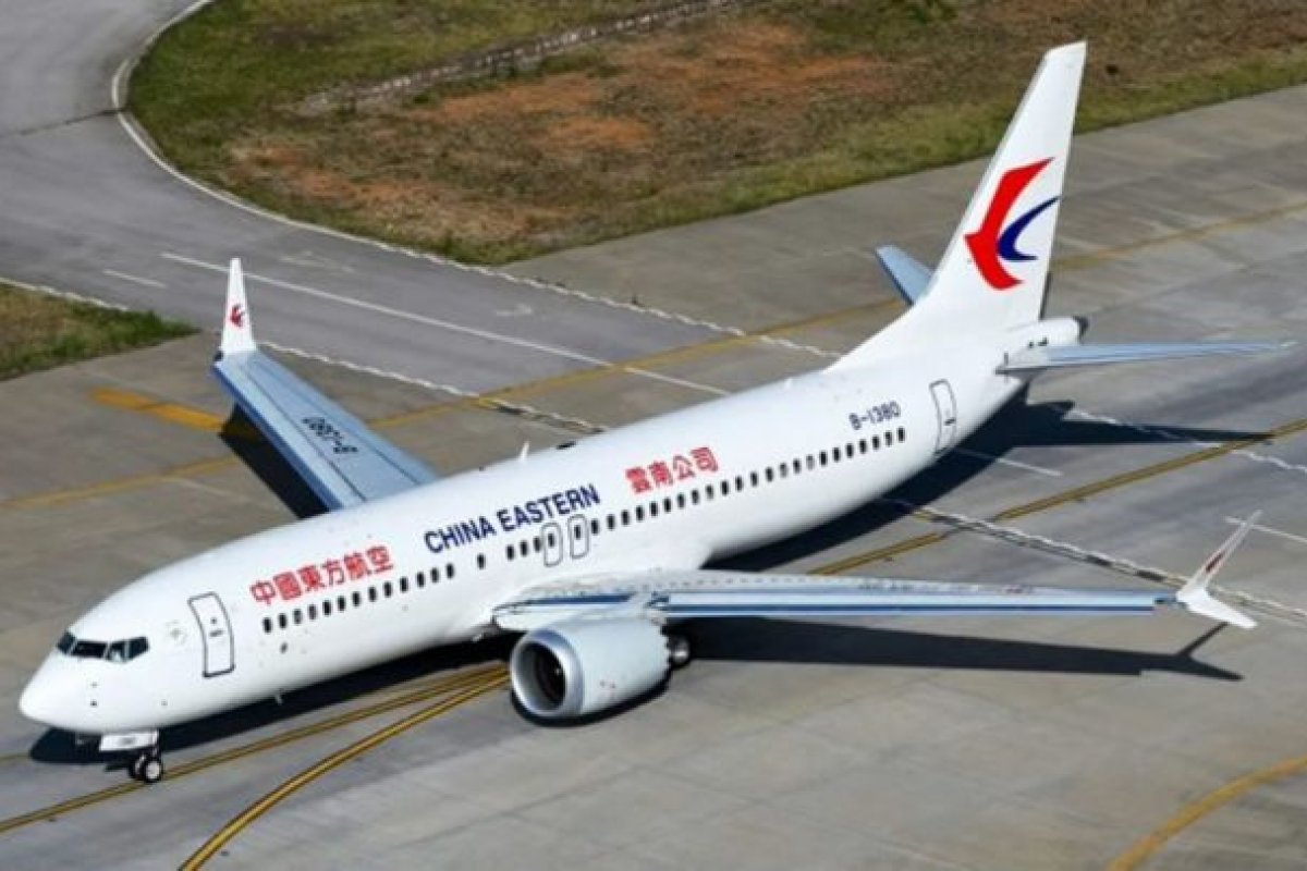 Avião com 132 pessoas a bordo cai no sul da China