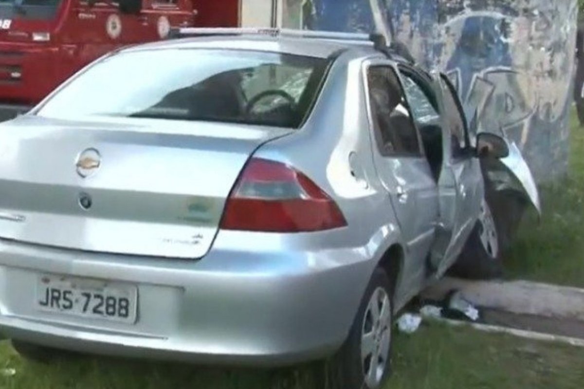 Motorista perde controle de carro e bate veículo em pilastra do metrô em trecho da avenida ACM