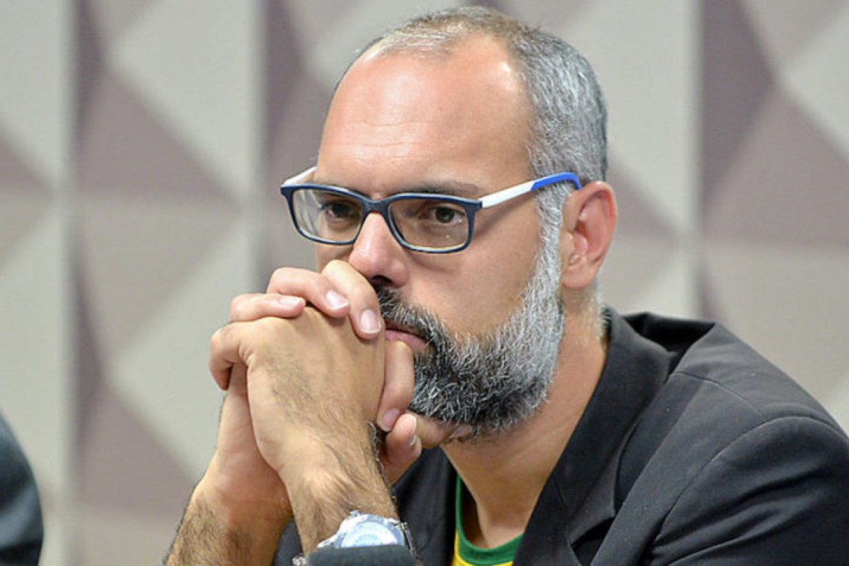 Extradição de Allan dos Santos depende dos EUA incluir nome do ativista na Interpol 