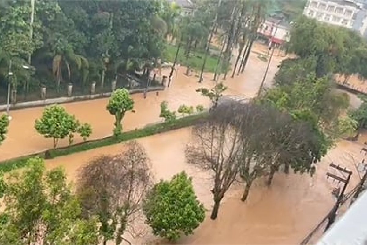 Após forte temporal, Petrópolis faz buscas a desaparecidos nesta segunda-feira (21)