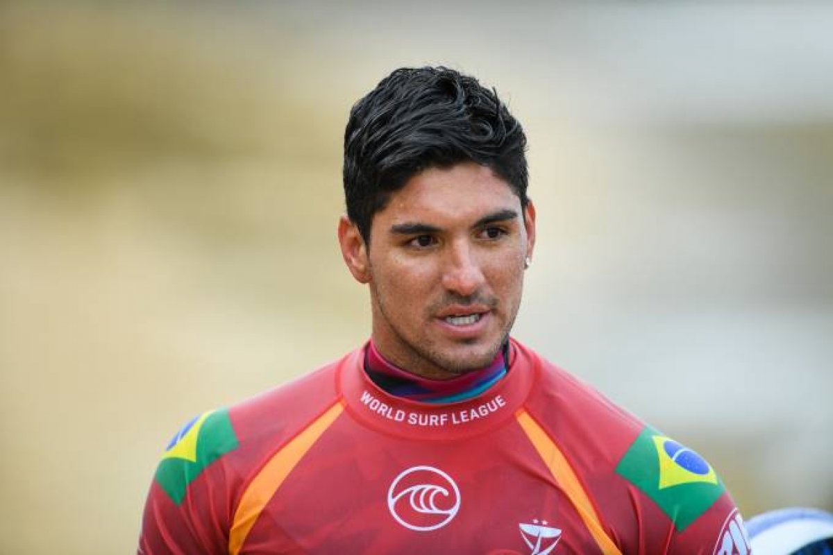 Medina é eliminado e se complica na busca pelo tri mundial de surfe