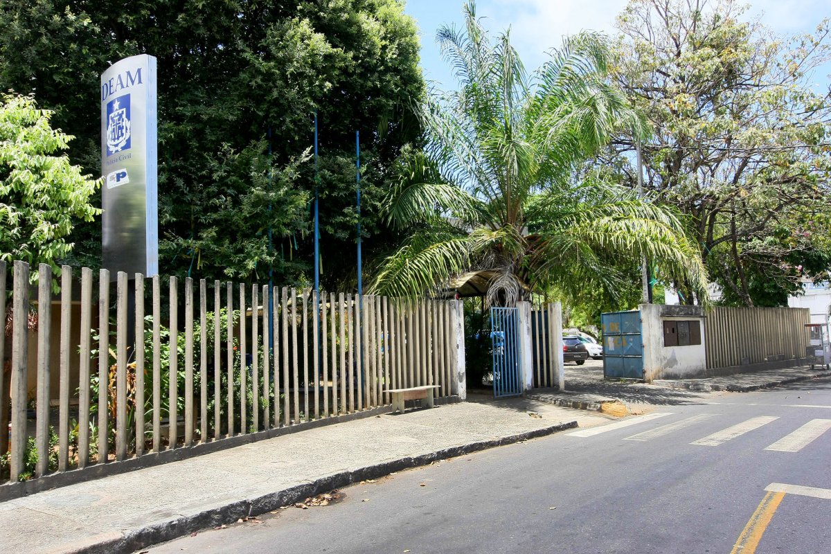Idosa  de 65 anos é esfaqueada dentro de casa em Salvador