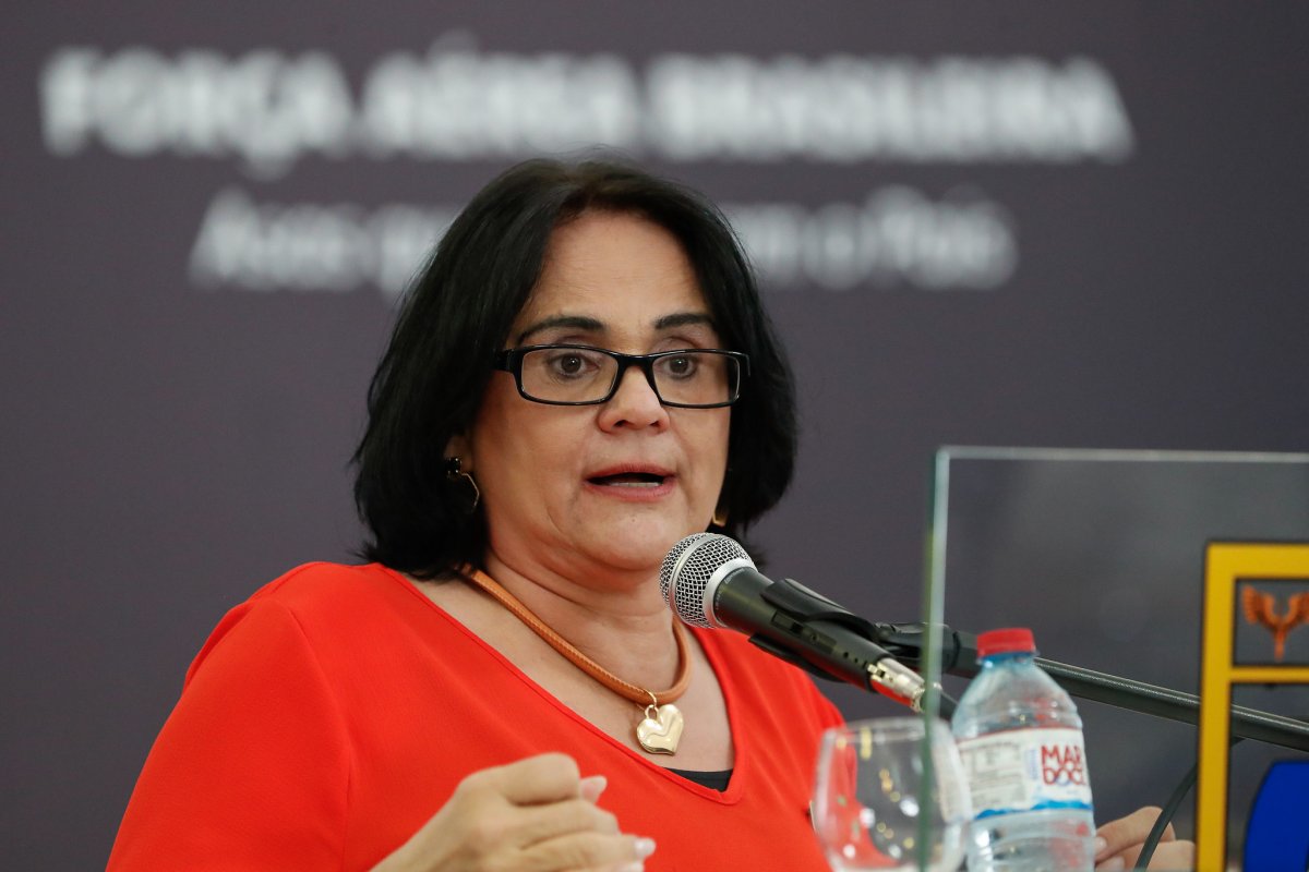 Damares remarca sessão no Senado para explicar posição antivacinal de crianças  