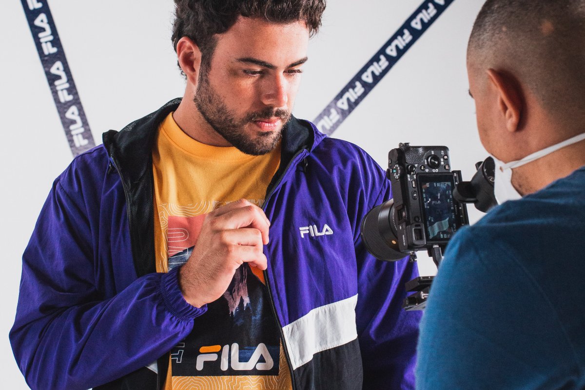 Pedro Calais e Giovanna Grigio são os novos embaixadores de streetwear da marca italiana Fila 