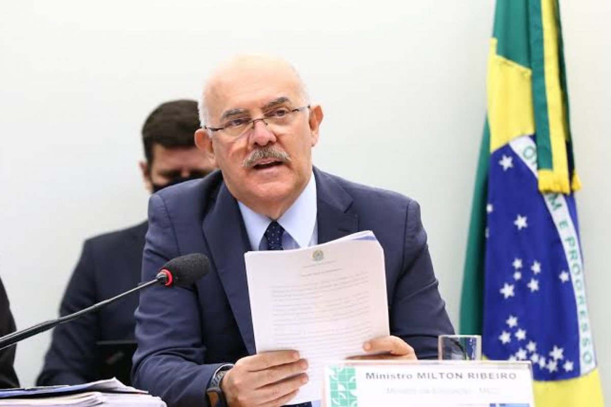 Parlamentares entram com ação contra Milton Ribeiro por suposto favorecimento a pastores
