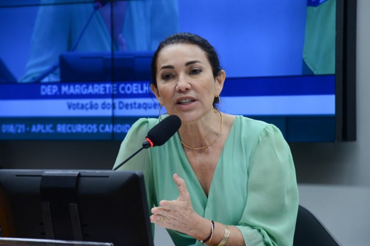 Comissão aprova PEC que trata de recursos para campanhas femininas