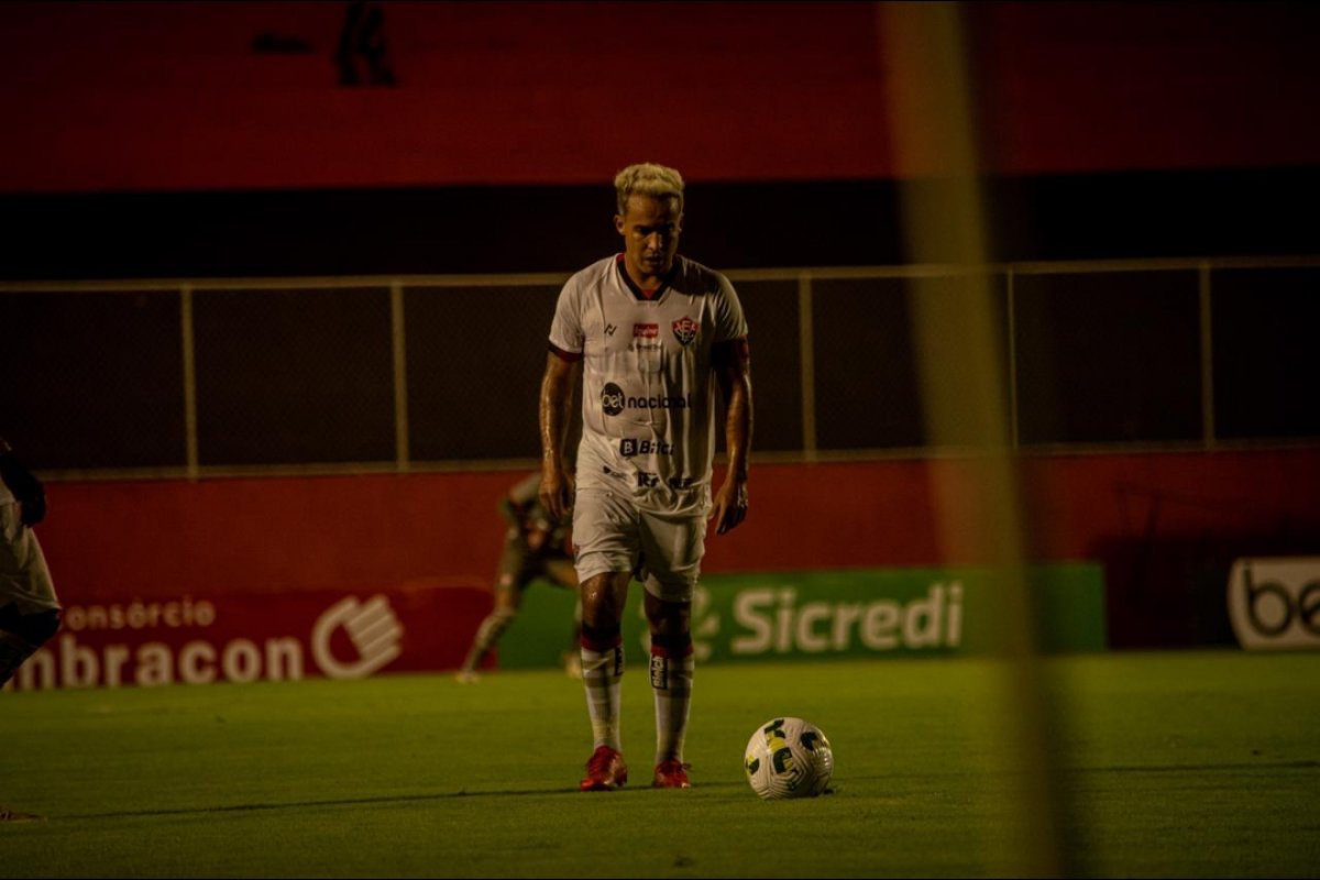 Com gols no apagar das luzes, Vitória bate Glória e se classifica para terceira fase da Copa do Brasil 