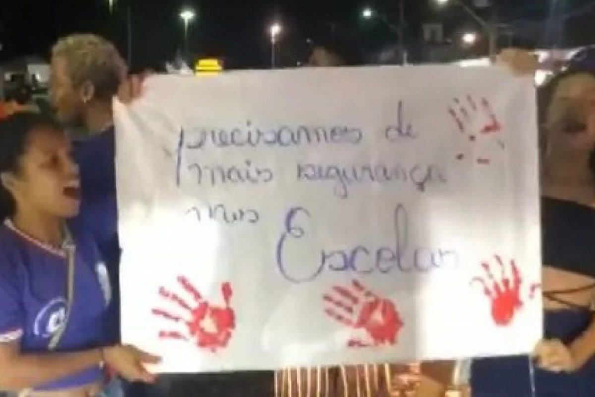 Estudante é esfaqueado dentro de sala de aula em Porto Seguro; alunos protestam e pedem segurança