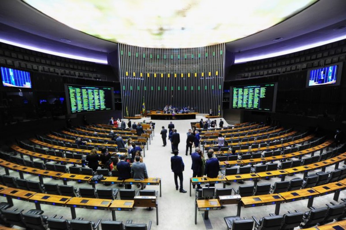 Câmara dos Deputados aprova urgência no projeto de subsídio a passagens de ônibus para idosos 