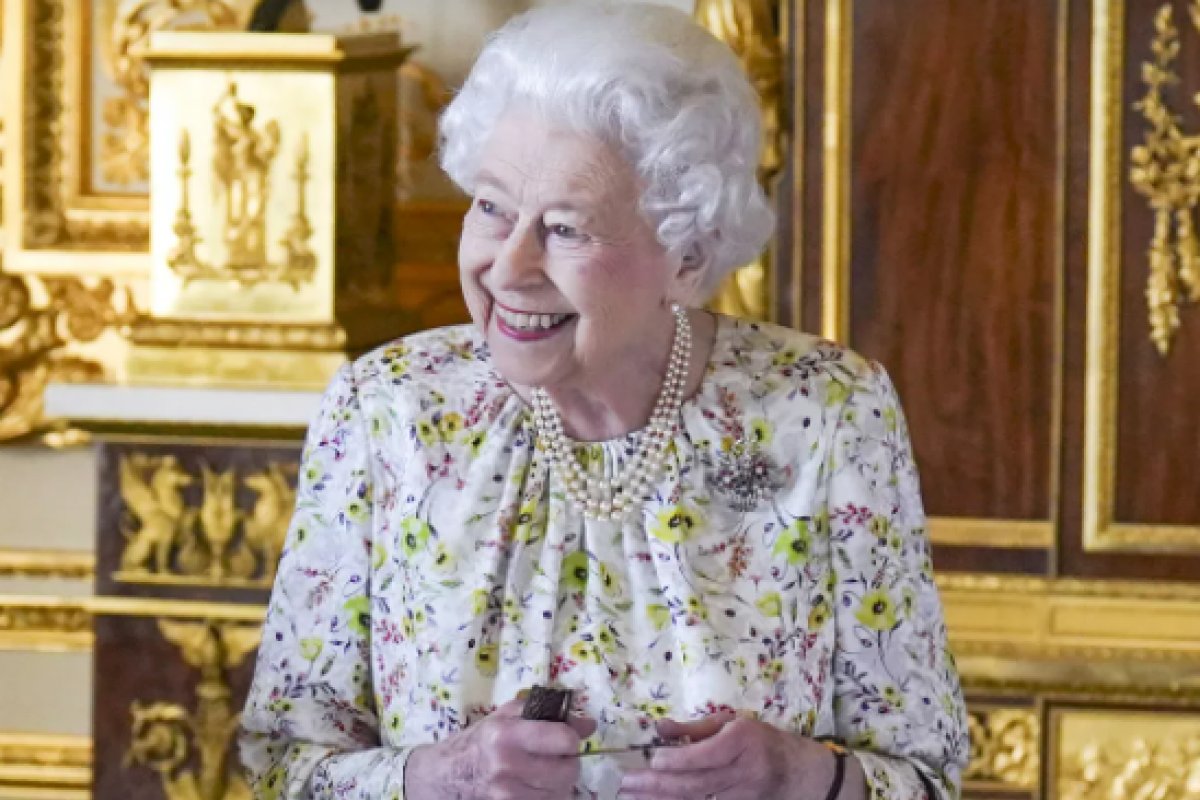 Aos 95 anos, Rainha Elizabeth II diz que recusa cadeira de rodas para não repetir 'maldição' da irmã