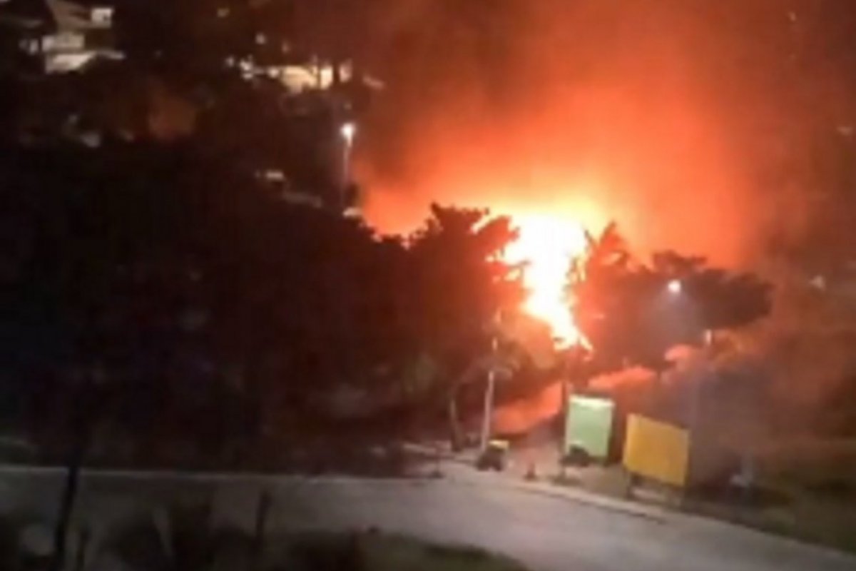 Incêndio destrói barraca em praia de Lauro de Freitas, na RMS