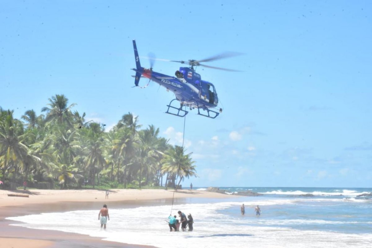 Vídeo: helicóptero da PM resgata banhistas levados pela correnteza na Praia de Busca Vida