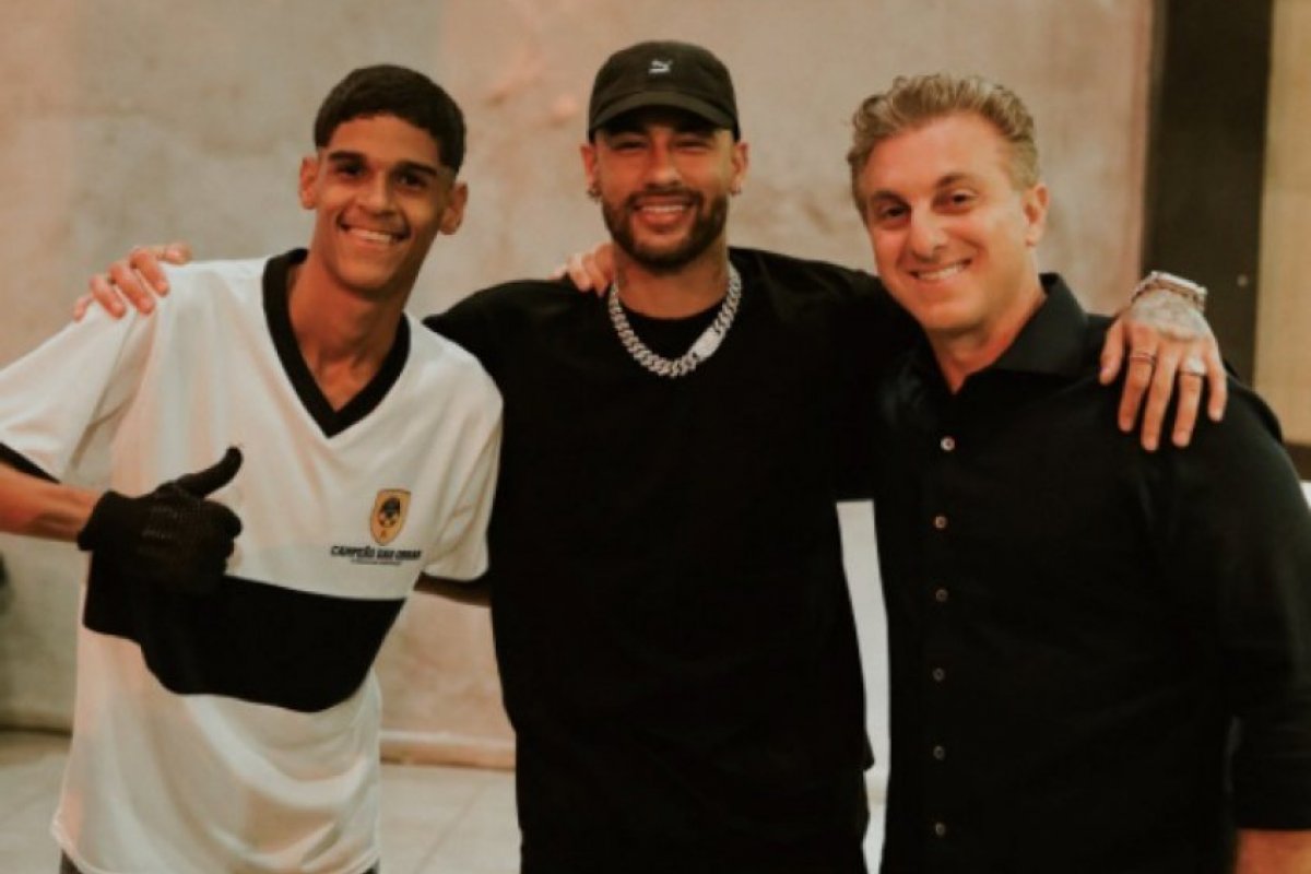 Neymar publica foto com 'Luva de Pedreiro', sensação do futebol baiano e no TikTok