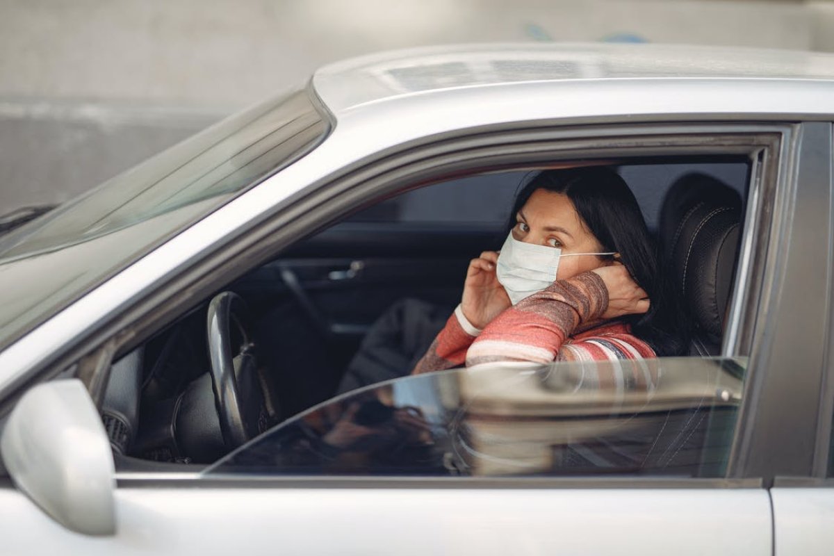Infectologista alerta que ainda não é seguro dispensar o uso de máscaras em ambientes fechados