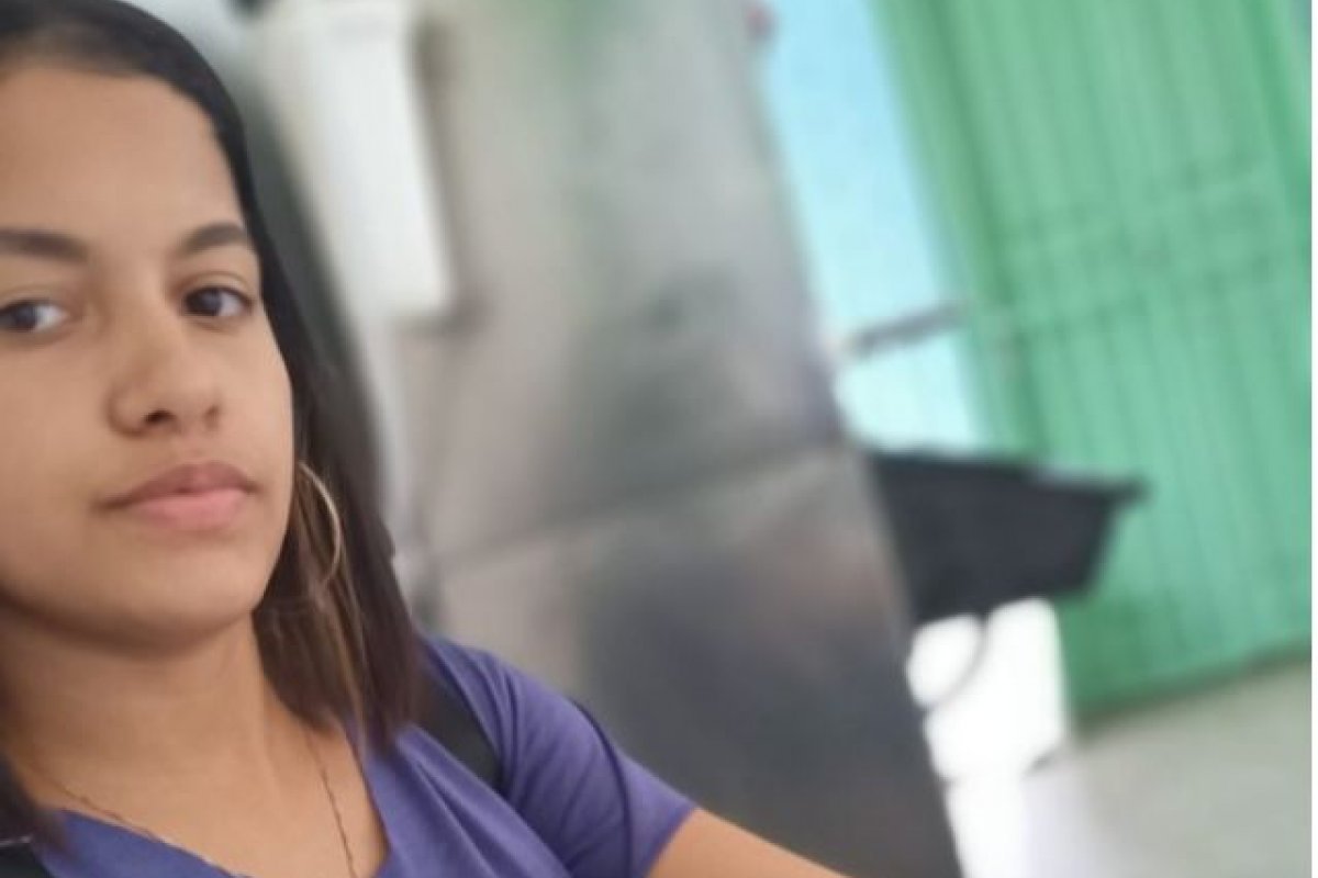 Corpo da adolescente morta a tiros na Boca do Rio é enterrado; criança foi baleada