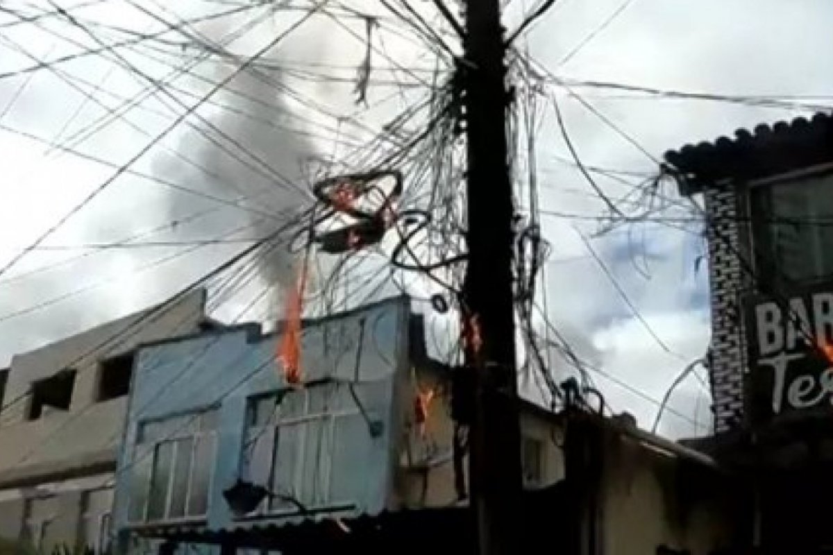 Incêndio em fiação de poste no Engenho Velho da Federação deixa rua interditada