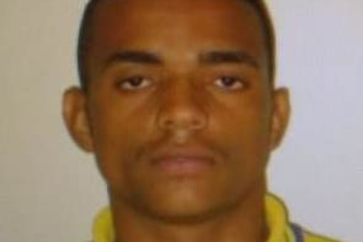 Homem atira em policial durante assalto 