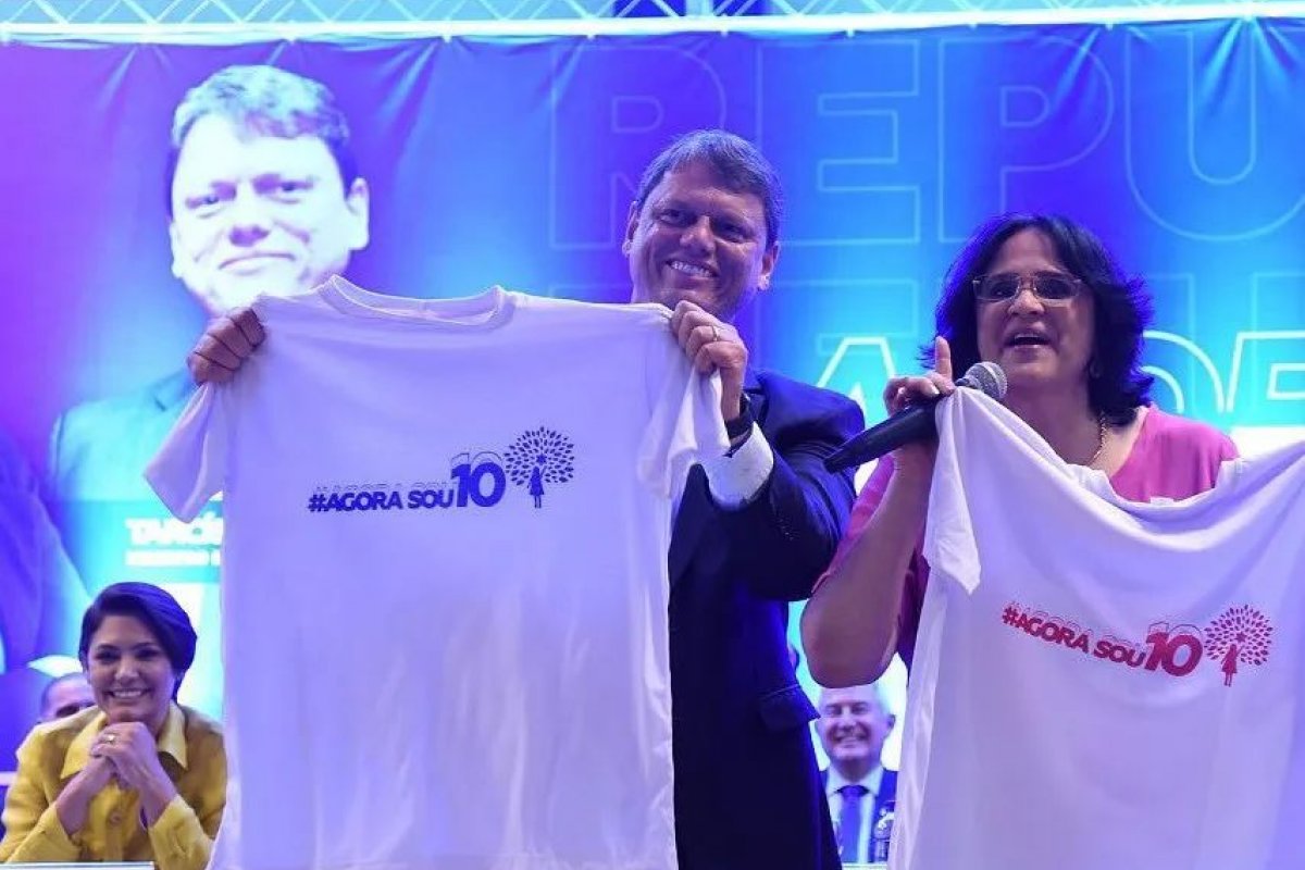 "No Republicanos, menino veste azul e menina veste rosa", afirma Damares em ato filiação ao partido