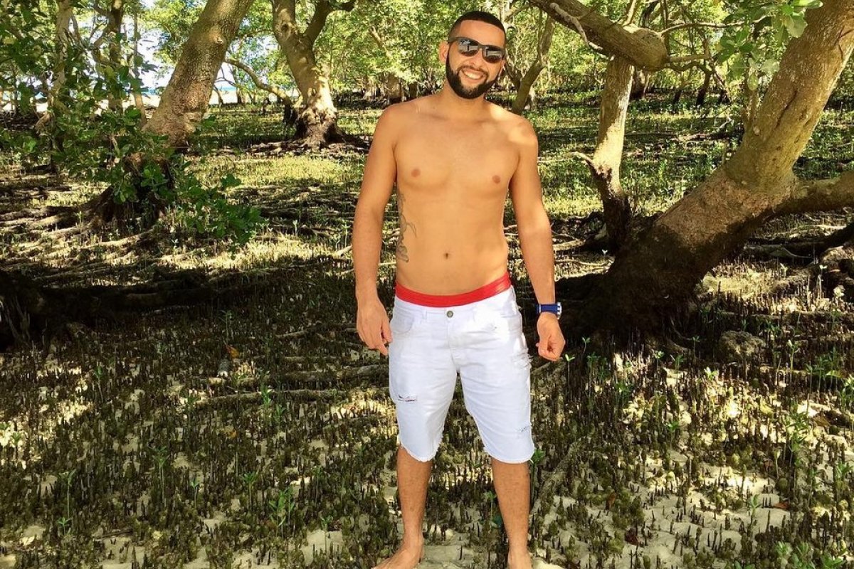 Homem é baleado após beijo gay em bar na Bahia