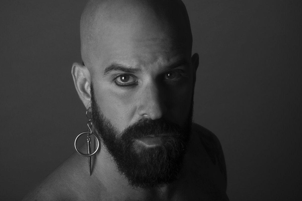 Com 10 anos de carreira na música, Tik desponta em carreira solo em show na Sala do Coro do TCA 