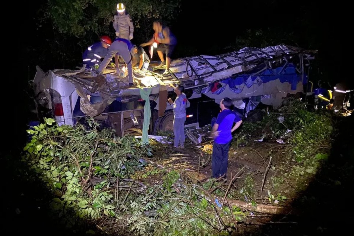 Ônibus cai em ribanceira e deixa 10 mortos e mais de 20 feridos, no Paraná