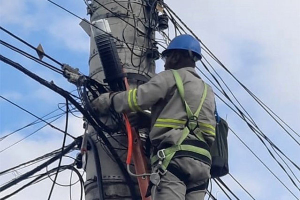 Fiação elétrica é furtada em passarela de Feira de Santana