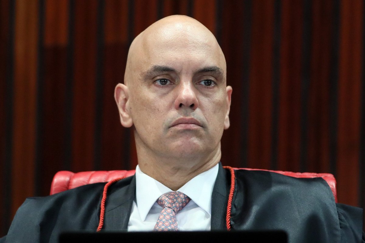 Alexandre de Moraes manda Silveira colocar tornozeleira às 15h na Polícia Federal