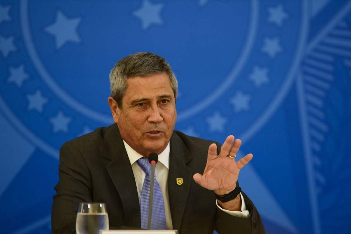 Braga Netto é exonerado do Ministério da Defesa e ganha cargo no Planalto