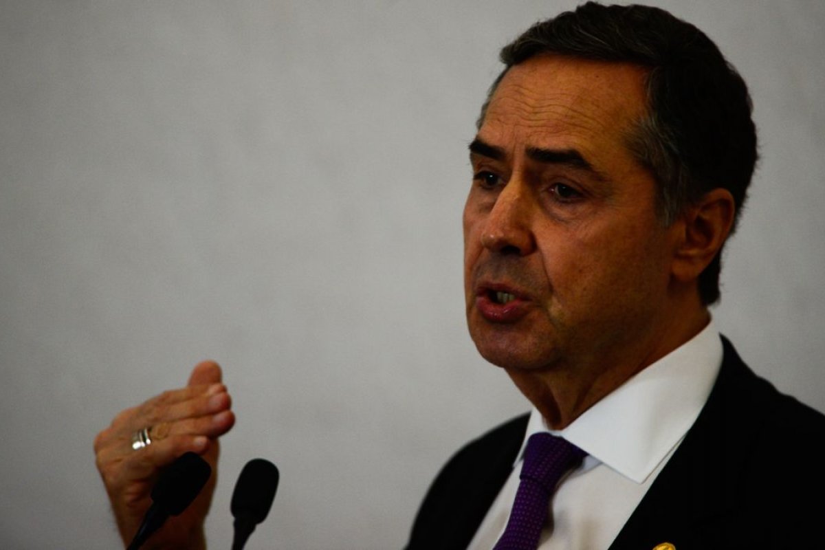 Barroso dá prazo de 30 dias para Bolsonaro expor dados sobre saúde indígena