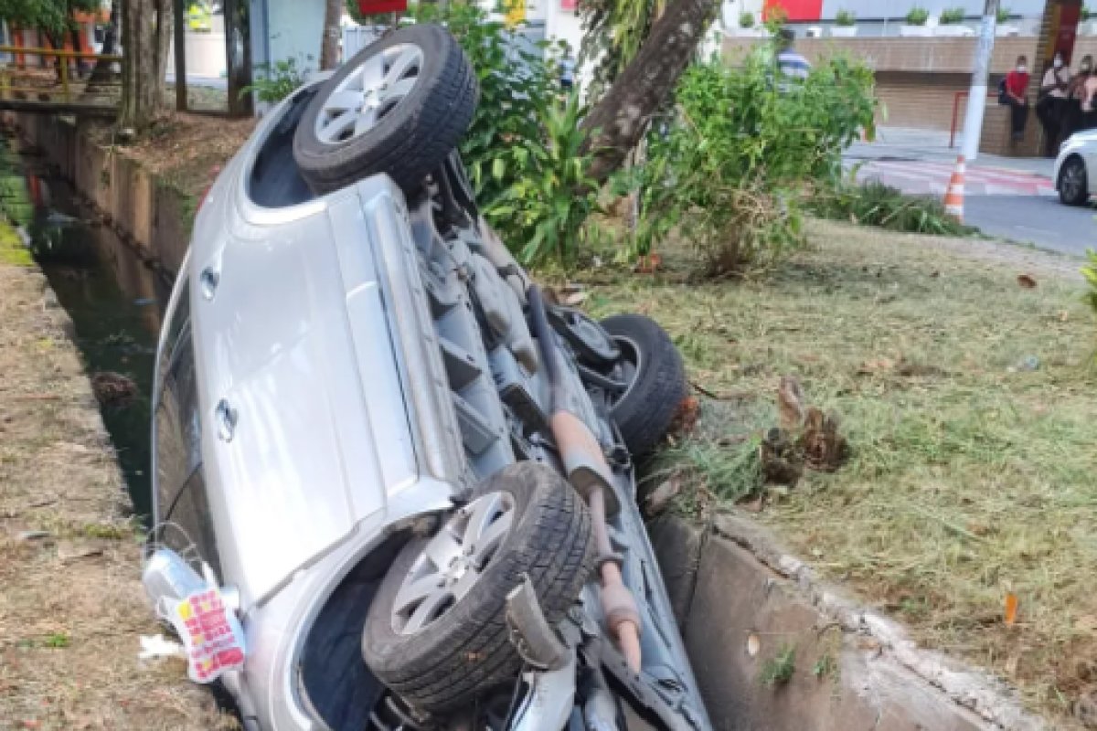 Motorista bate em árvore, cai em vala e fica gravemente ferido em acidente na Pituba, em Salvador