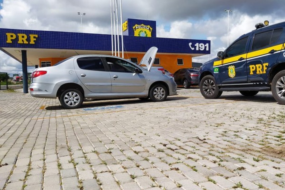PRF recupera carro roubado que foi vendido por R$ 3,5 mil em Paulo Afonso