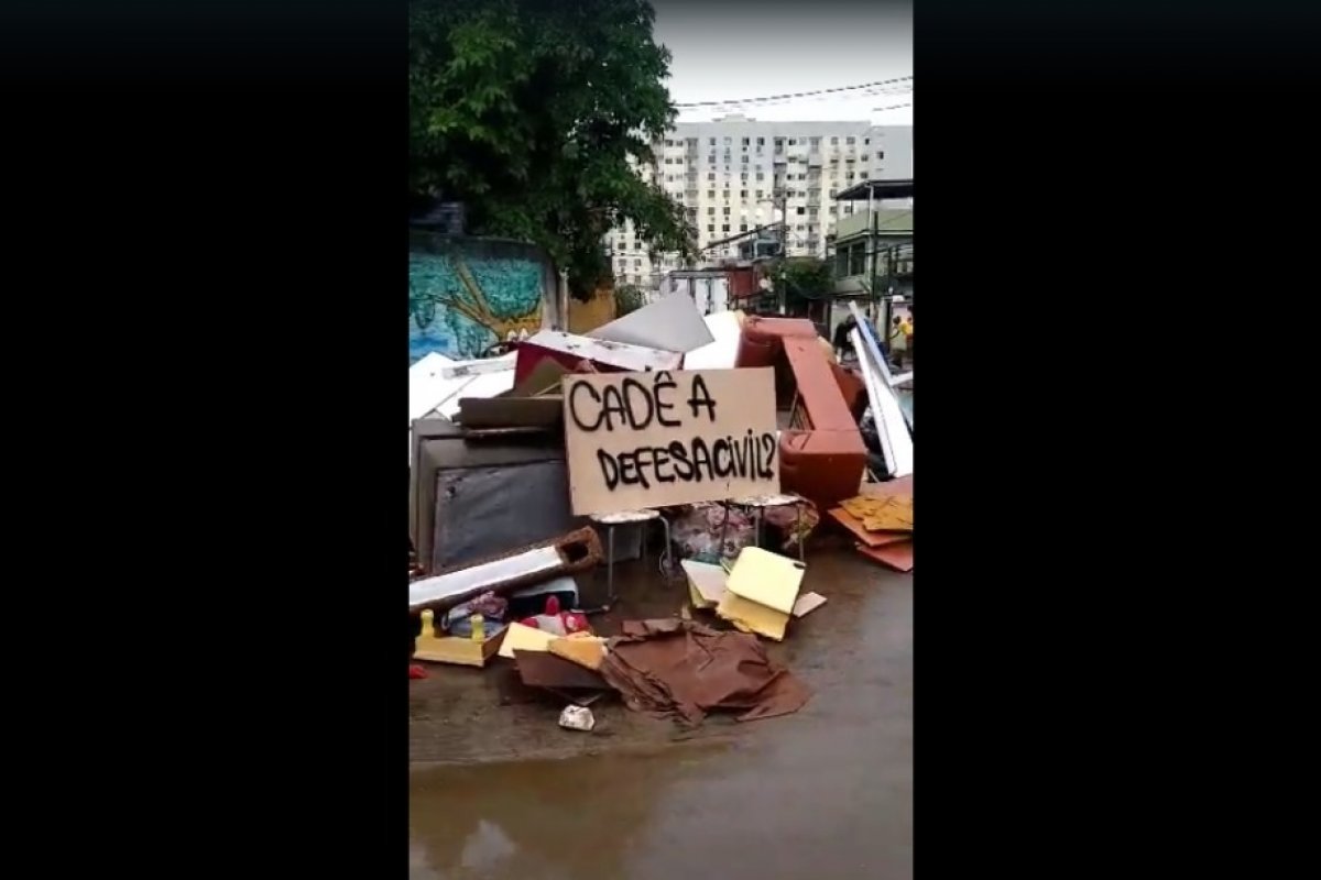 Vídeo: 'Geral perdendo tudo dentro de casa e cadê a Defesa Civil?', questiona morador de Belford Roxo