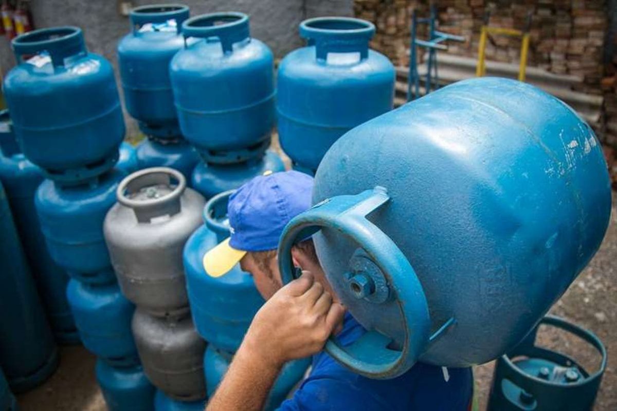 Gás consome 22% do orçamento de serviços básicos dos mais pobres, aponta levantamento