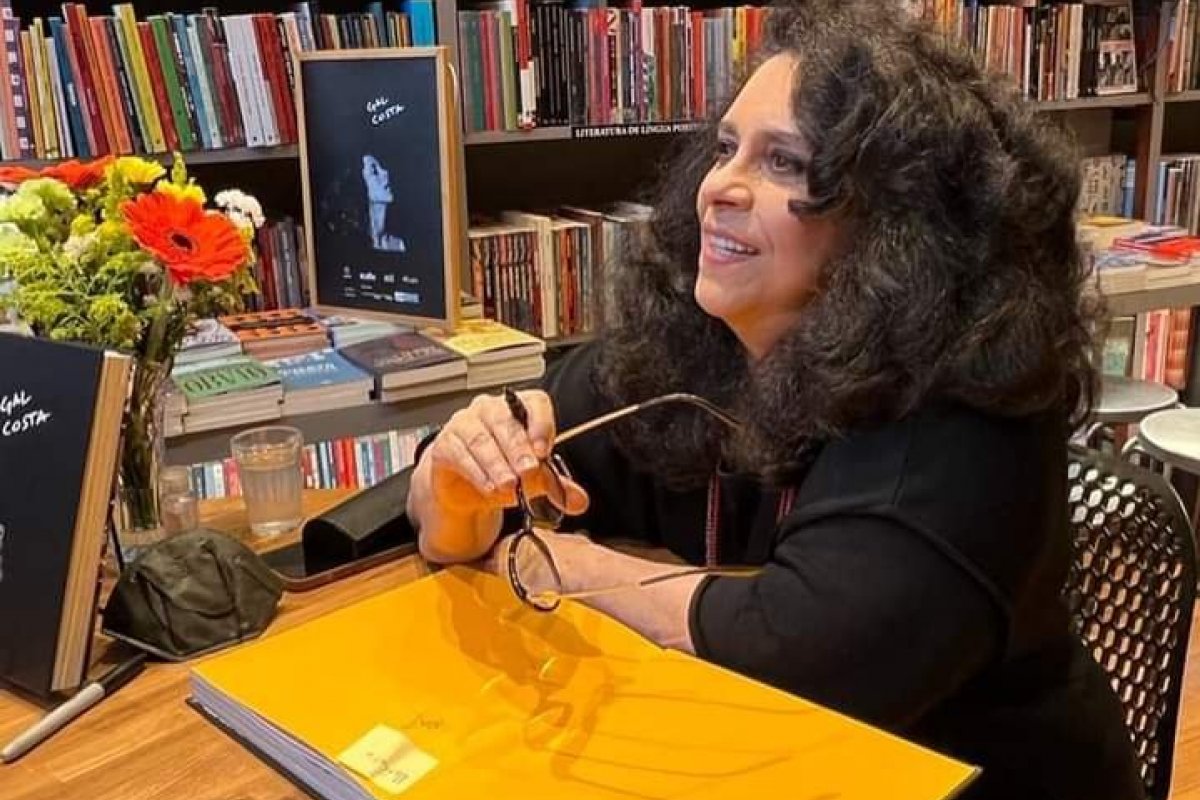 Gal Costa lança fotobiografia em livraria de São Paulo 