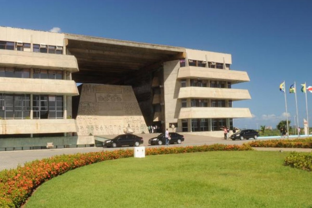 Com retorno presencial, AL-BA faz novas mudanças após fim da janela partidária